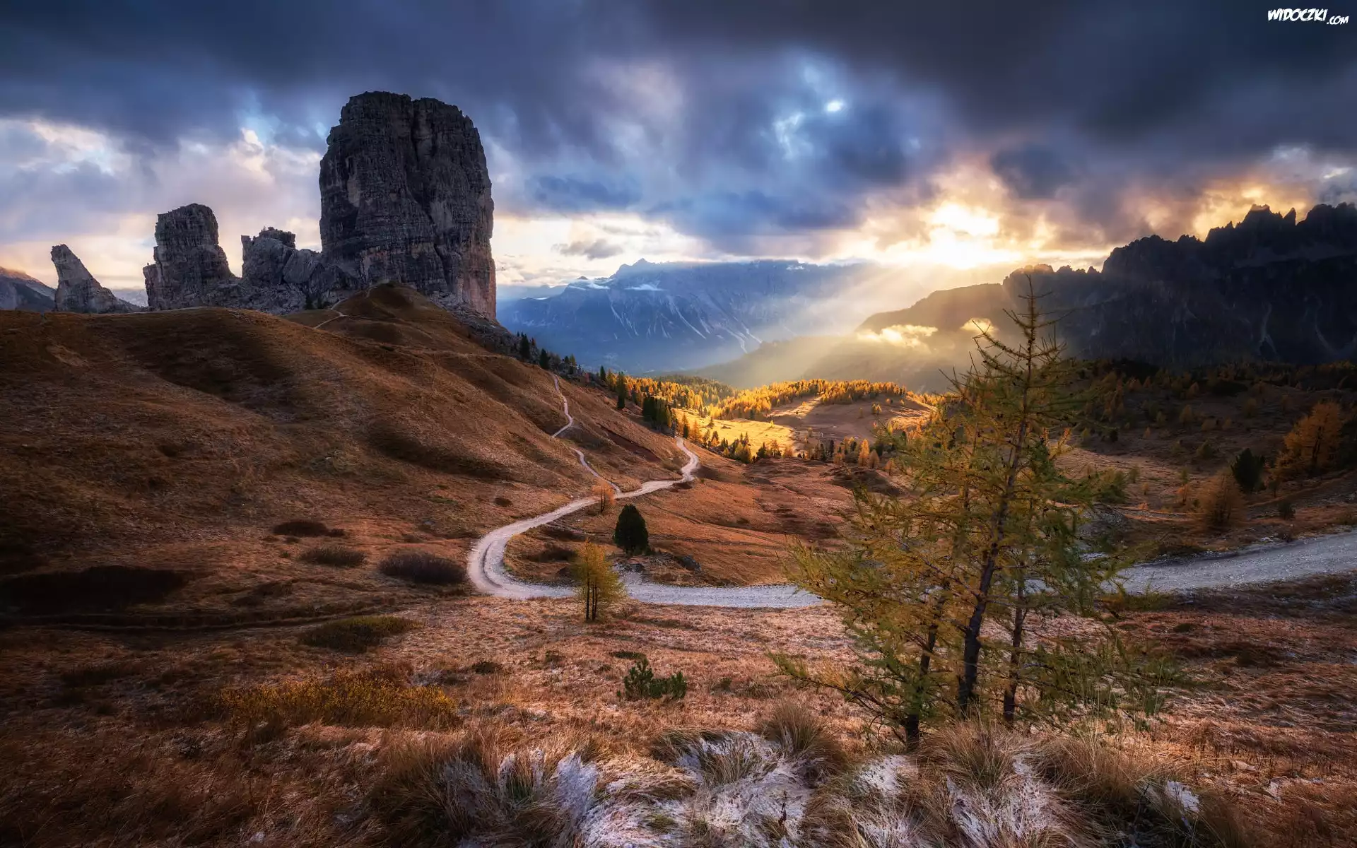 Góry, Dolomity, Skały, Cinque Torri, Las, Drzewa, Jesień, Wschód słońca, Chmury, Włochy