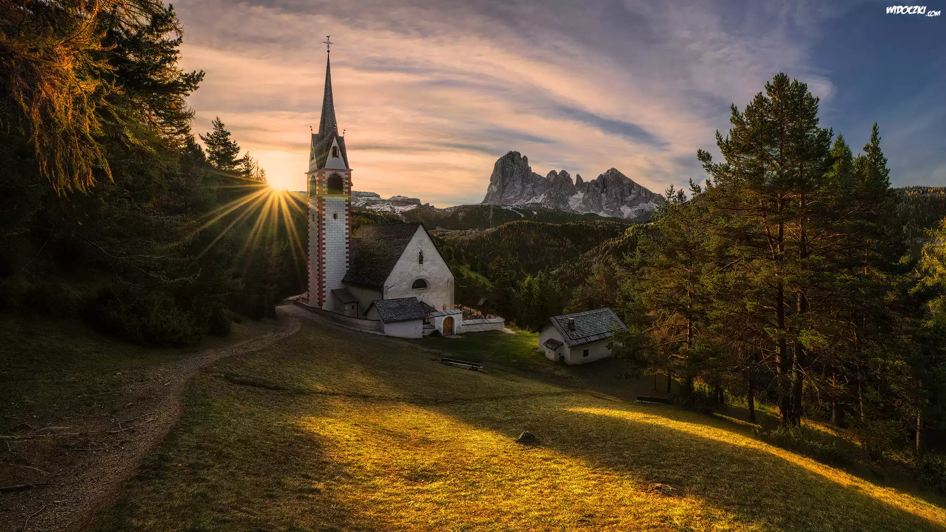 Kościół św. Jakuba, Włochy, Tyrol, Góry Dolomity, Drzewa, Promienie słońca