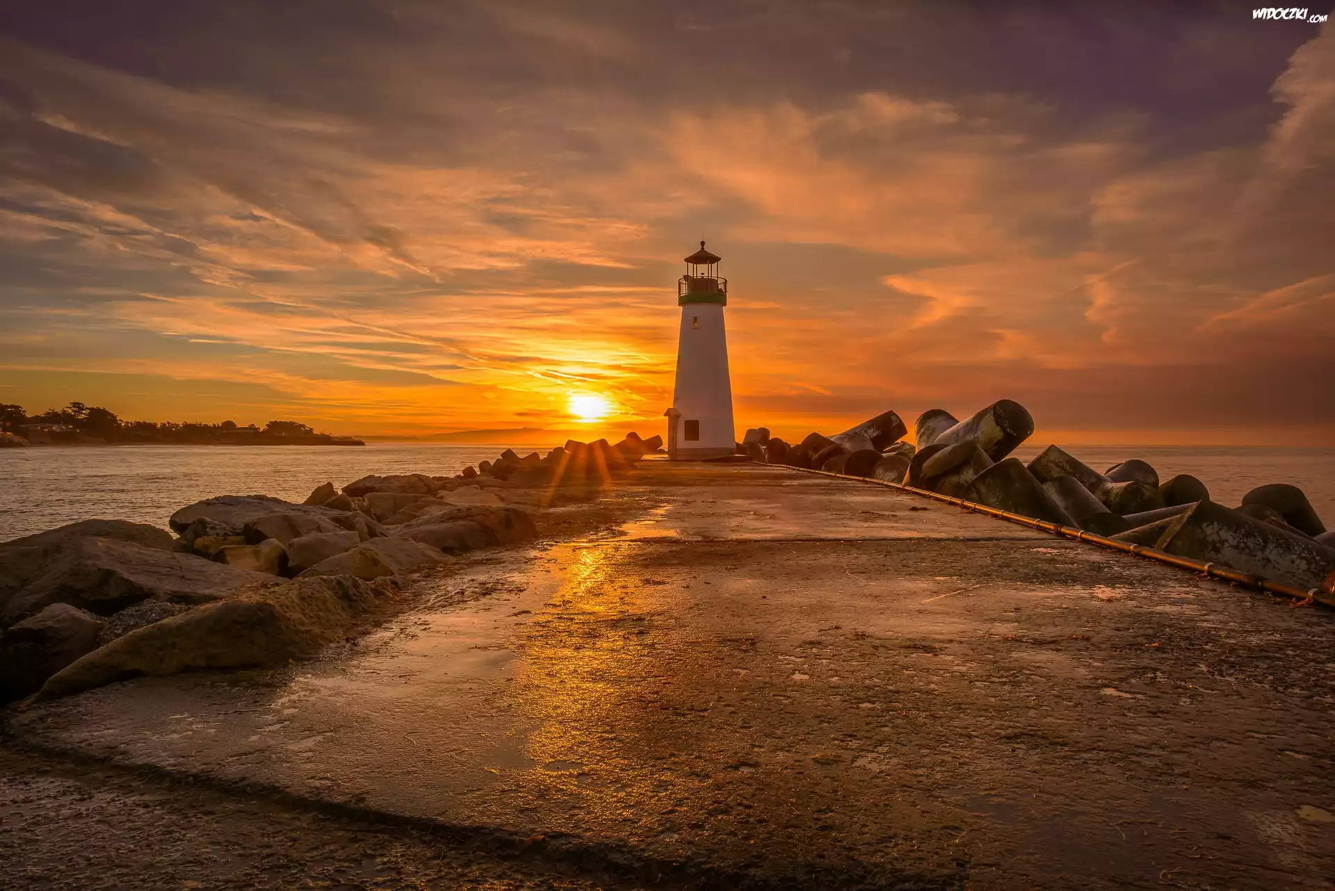 Morze, Latarnia morska Walton Lighthouse, Santa Cruz, Stan Kalifornia, Stany Zjednoczone, Kamienie, Wschód słońca, Chmury