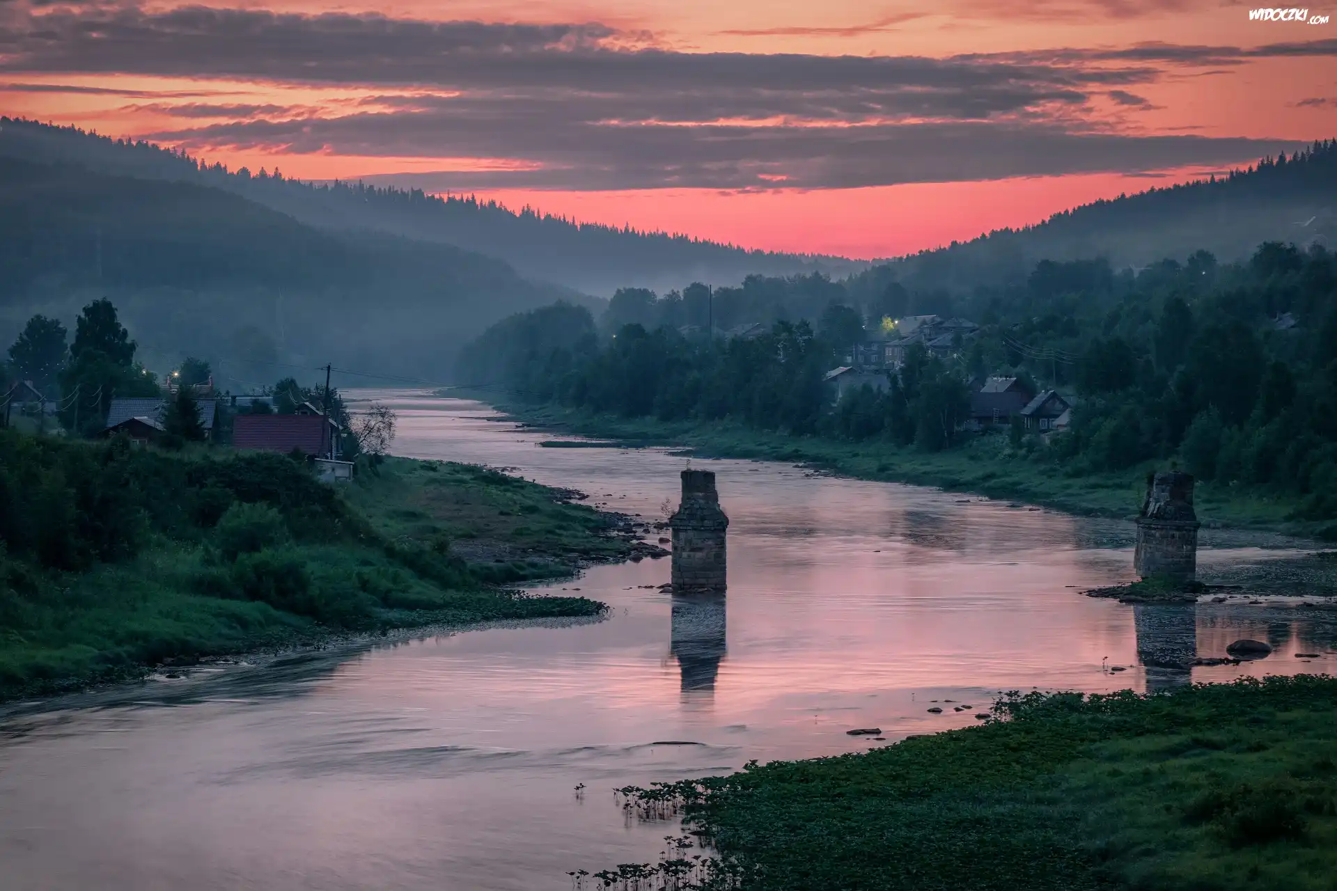 Wschód słońca, Góry, Rzeka, Drzewa, Domy, Mgła