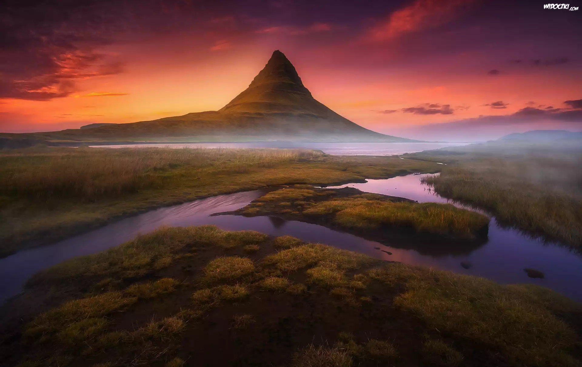 Islandia, Półwysep Snæfellsnes, Góra Kirkjufell, Zachód Słońca, Mgła, Rozlewisko