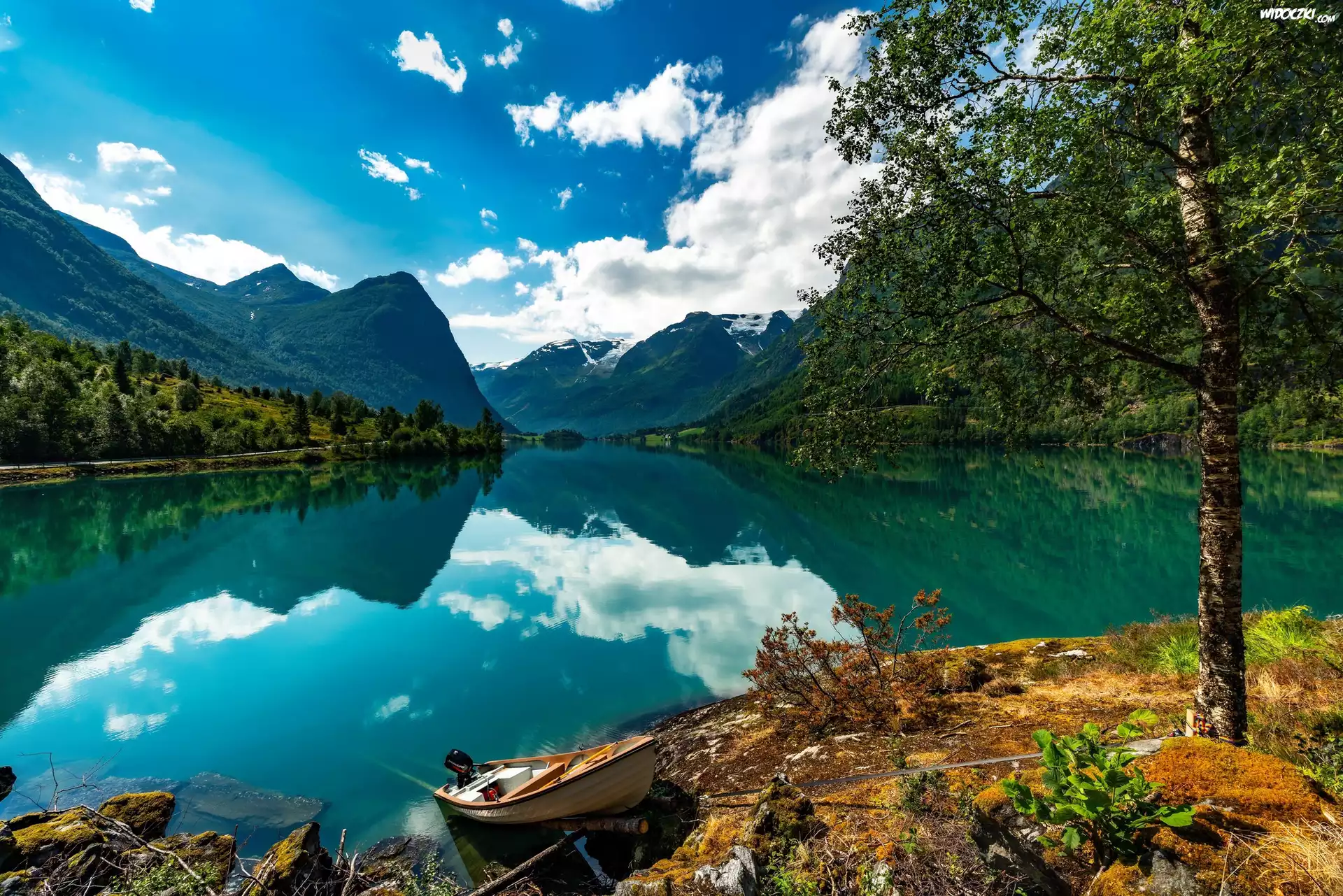 Norwegia, Okręg Sogn og Fjordane, Jezioro, Góry, Drzewa, Chmury, Łódka, Odbicie