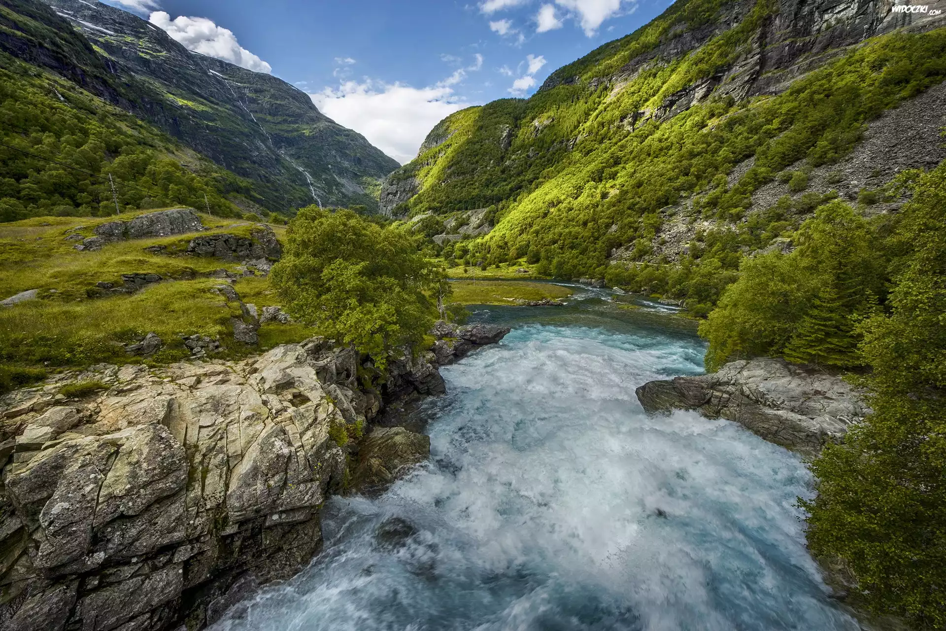 Norwegia, Okręg Sogn og Fjordane, Aurland, Miejscowość Flam, Rzeka, Góry, Skały