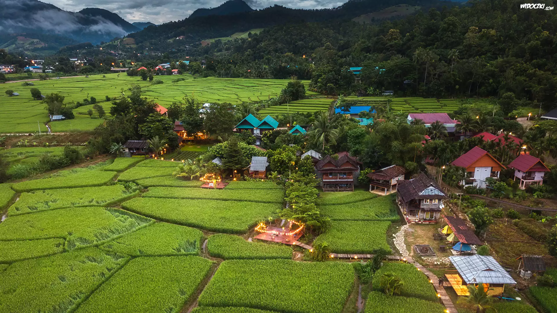 Tajlandia, Prowincja Mae Hong Son, Miejscowość, Mae La Noi, Domy, Pola, Góry, Lasy, Drzewa