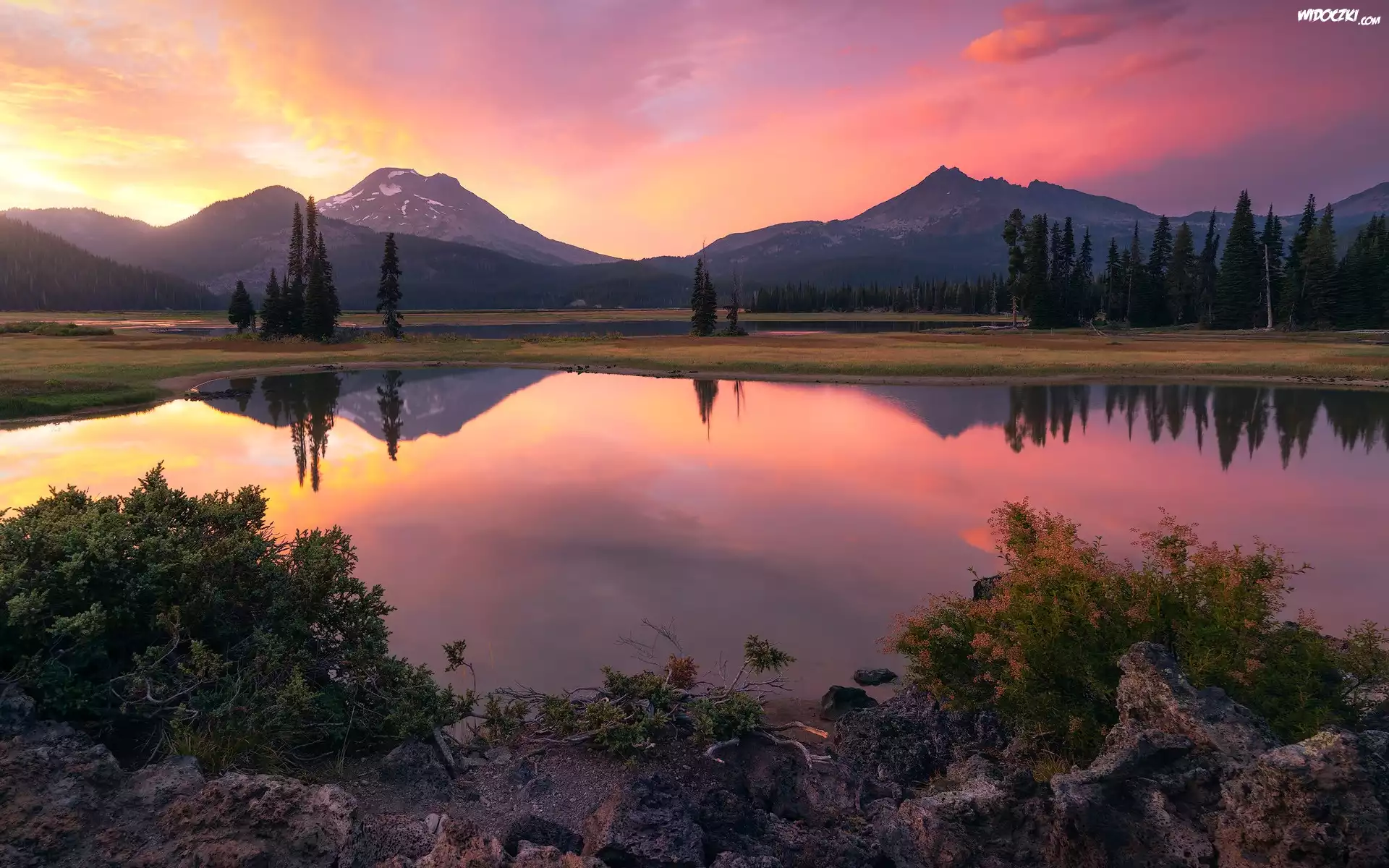 Góry Kaskadowe, Las, Drzewa, Wschód słońca, Jezioro, Sparks Lake, Odbicie, Hrabstwo Deschutes, Oregon, Stany Zjednoczone