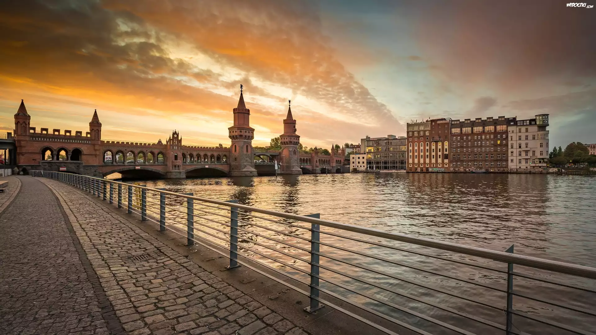 Jaka Rzeka Płynie Przez Berlin Rzeka Sprewa, Most Oberbaumbrucke, Chodnik, Balustrada, Berlin, Niemcy