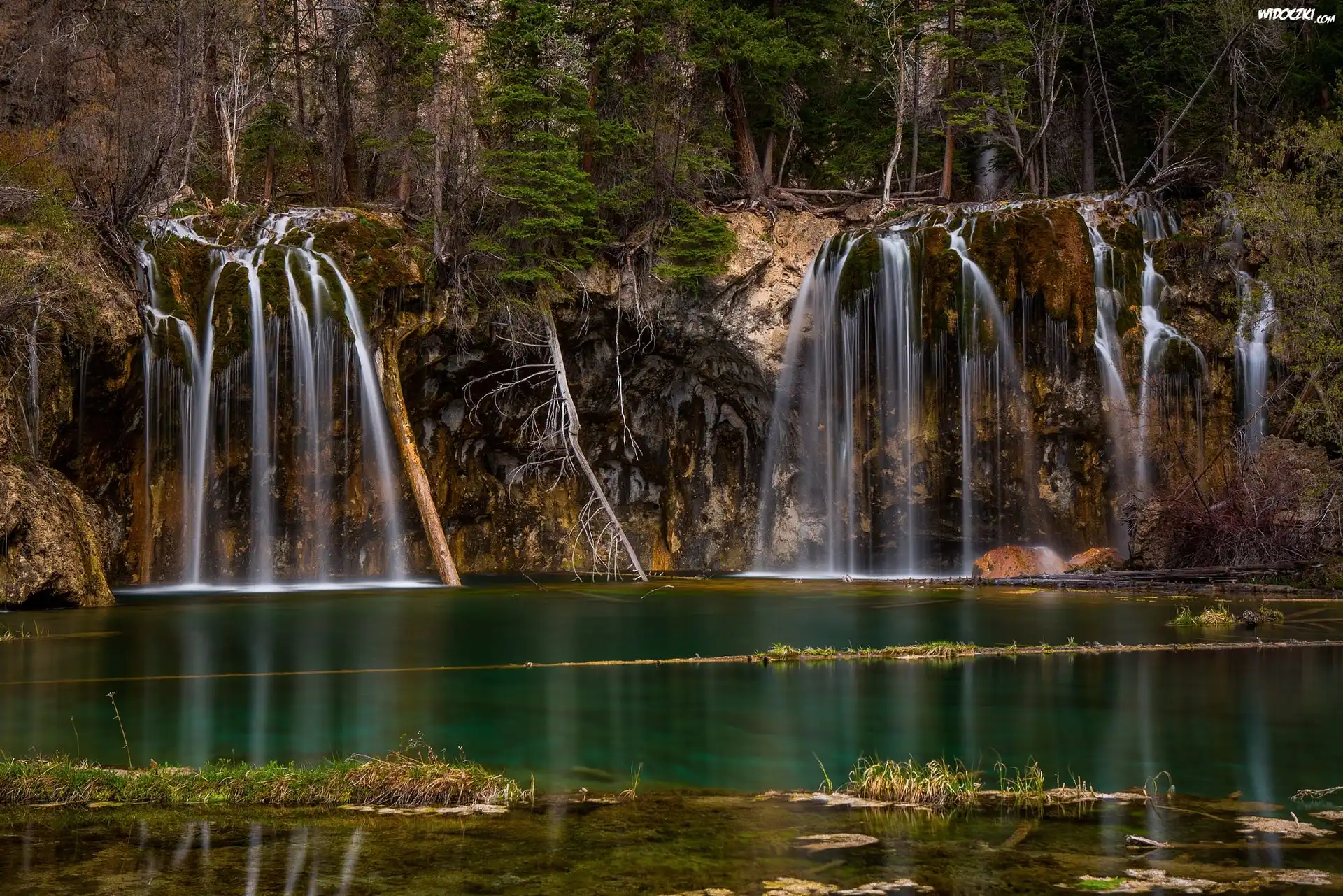 Stany Zjednoczone, Stan Kolorado, Glenwood Canyon, Jezioro Hanging Lake, Wodospady, Drzewa