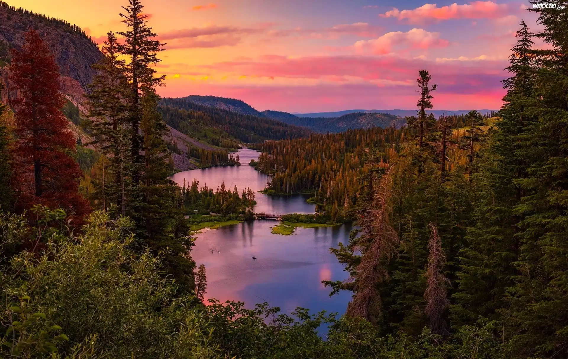 Stany Zjednoczone, Kalifornia, Hrabstwo Mono, Góry, Jeziora Twin Lakes, Jeziora Bliźniacze, Zachód słońca, Drzewa, Świerki