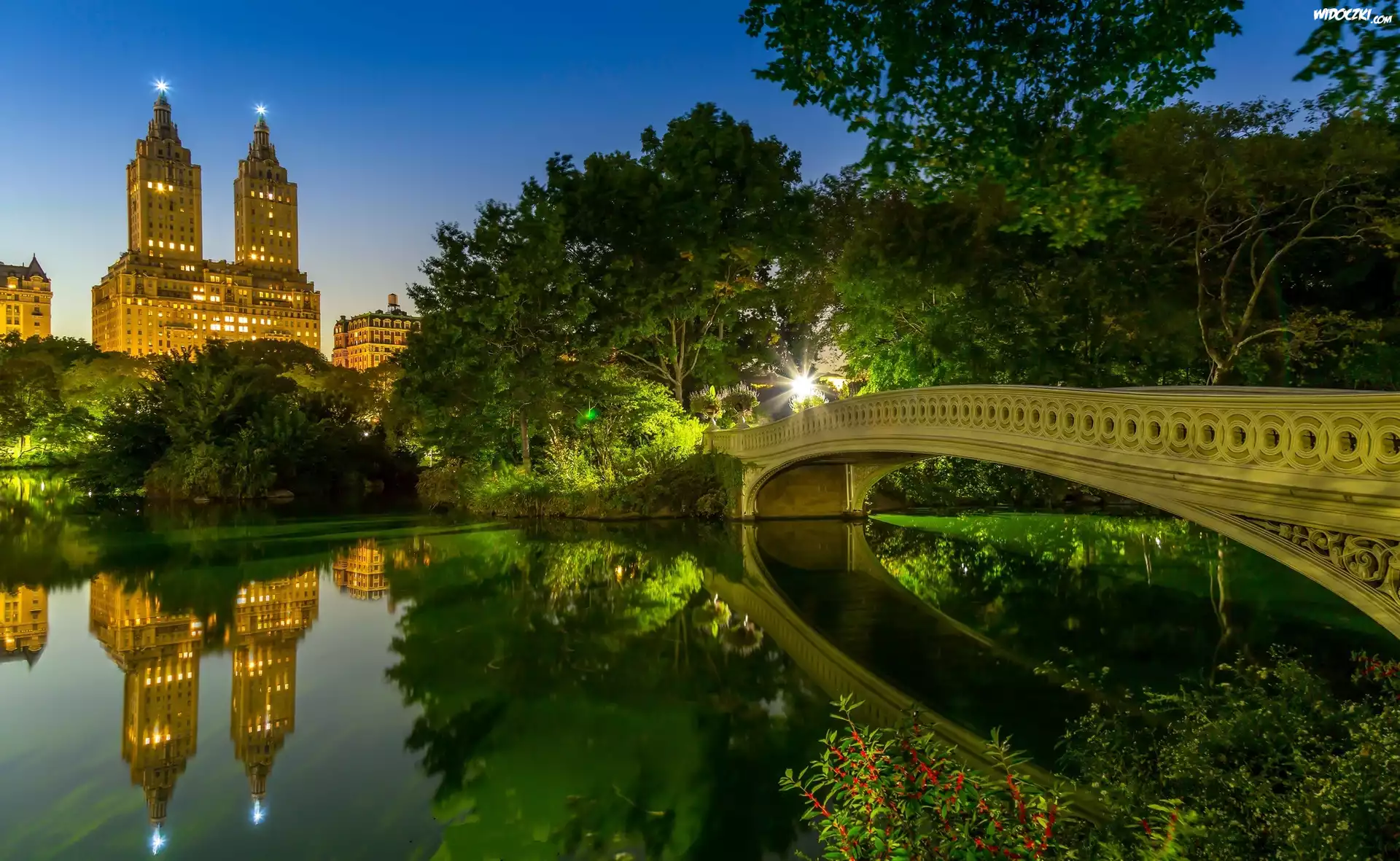 Stany Zjednoczone, Nowy Jork, Central Park, Most Bow Bridge, Jezioro, Światła, Zmierzch, Budynek Eldorado, Odbicie