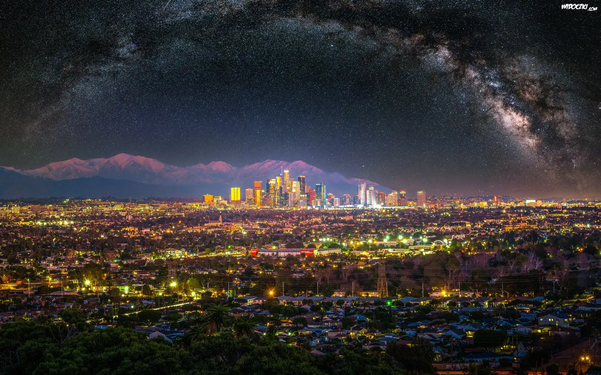 Stany Zjednoczone, Kalifornia, Los Angeles, Miasto, Domy, Wieżowce, Światła, Góry San Gabriel, Drzewa, Noc, Gwiazdy, Droga Mleczna