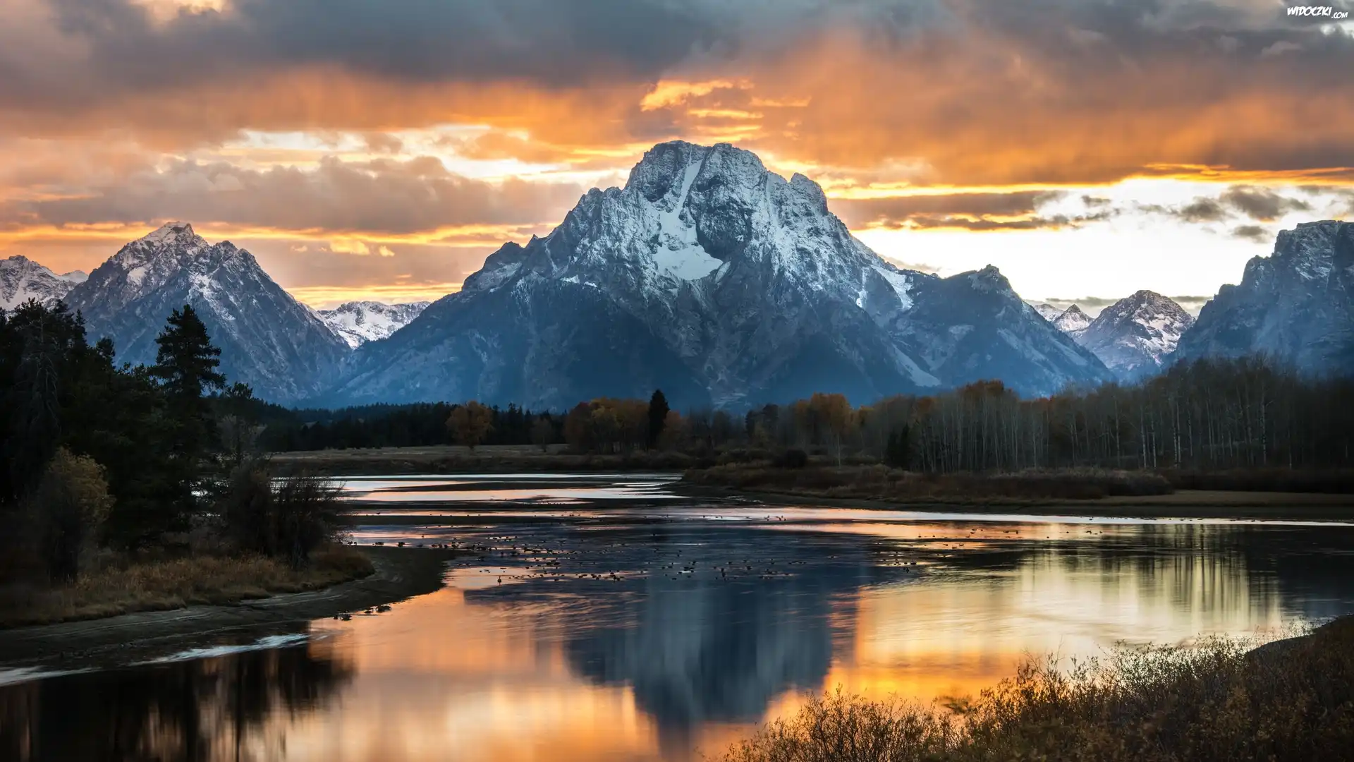 Stany Zjednoczone, Stan Wyoming, Park Narodowy Grand Teton, Góry, Szczyt Mount Moran, Drzewa, Las, Chmury, Rzeka Snake River, Odbicie
