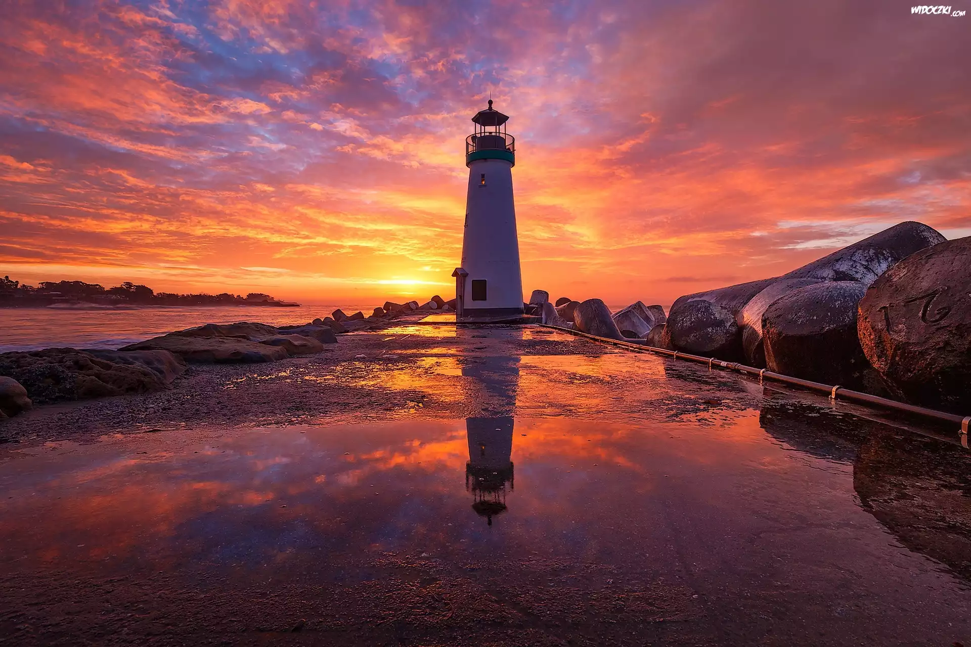 Stany Zjednoczone, Stan Kalifornia, Santa Cruz, Latarnia morska Walton Lighthouse, Wschód Słońca, Kamienie