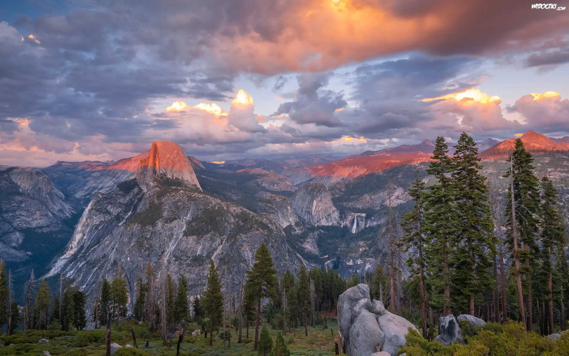 Stany Zjednoczone, Stan Kalifornia, Park Narodowy Yosemite, Drzewa, Skaliste, Góry, Sierra Nevada, Chmury