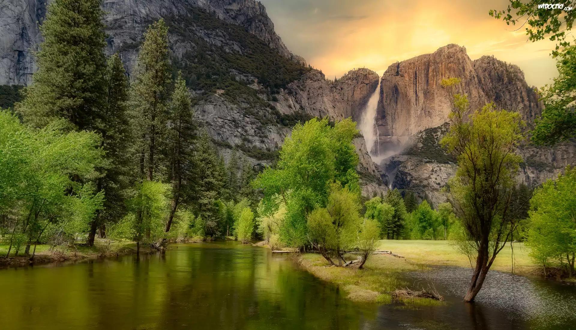 Stany Zjednoczone, Stan Kalifornia, Park Narodowy Yosemite, Góry, Wodospad Upper Falls, Rzeka, Drzewa