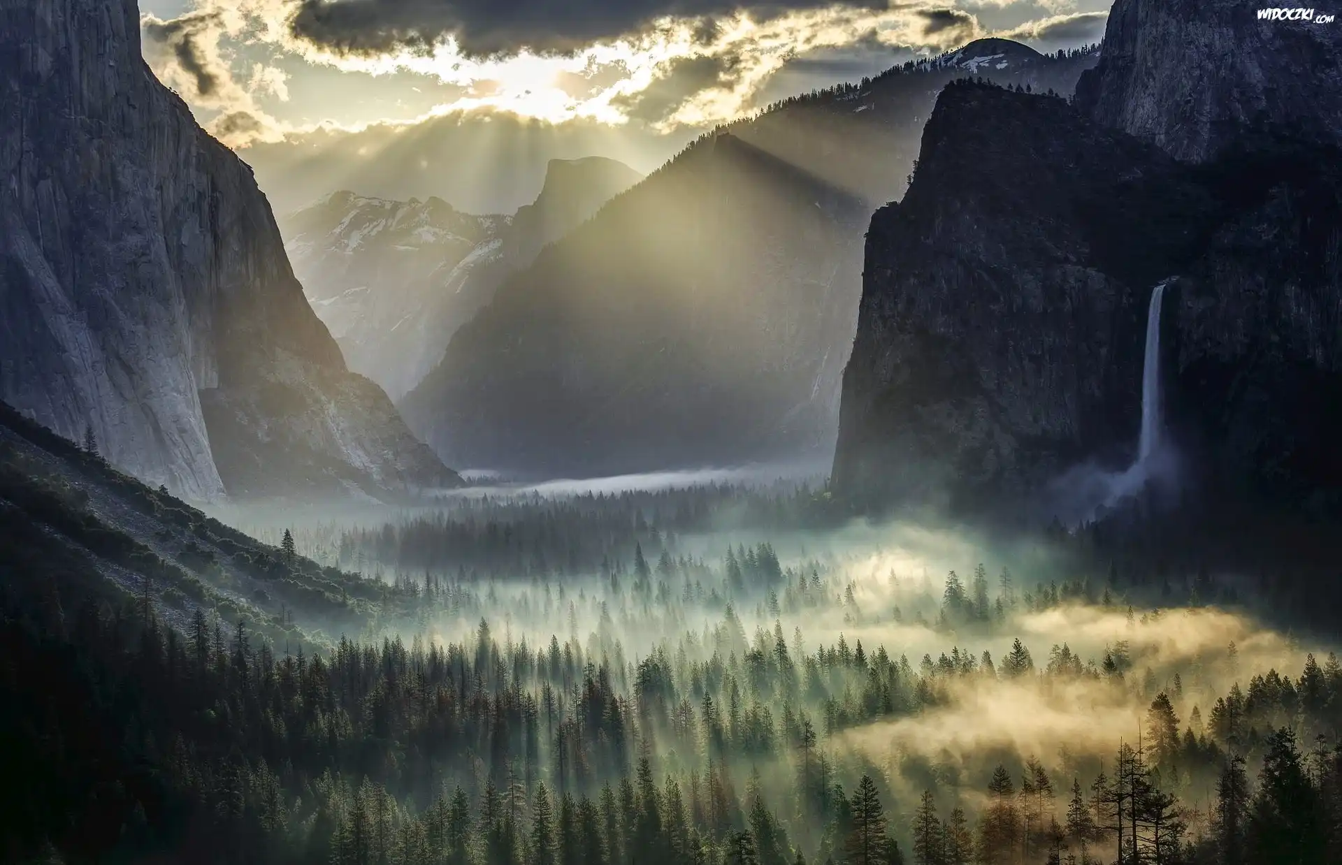 Stany Zjednoczone, Stan Kalifornia, Park Narodowy Yosemite, Góry, Las, Wodospad, Mgła, Wschód słońca