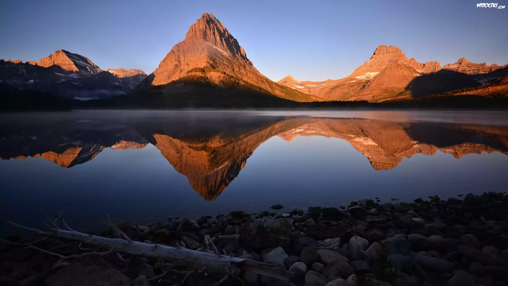 Stany Zjednoczone, Stan Montana, Park Narodowy Glacier, Jezioro Swiftcurrent Lake, Szczyt Grinnell Point, Góry, Jezioro, Kamienie, Odbicie
