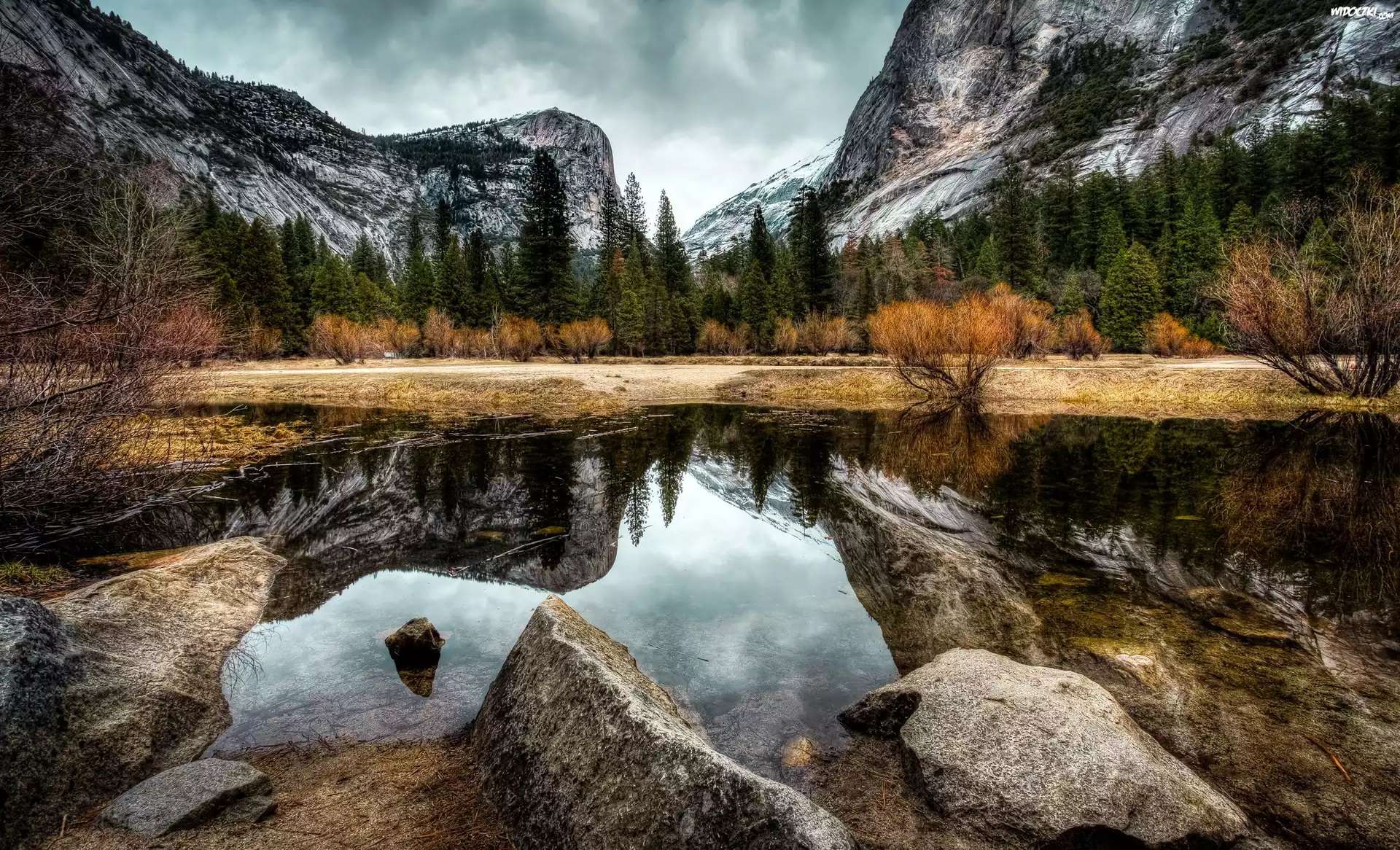 Stany Zjednoczone, Stan Kalifornia, Park Narodowy Yosemite, Góry, Szczyt Half Dome, Skały, Drzewa, Jezioro Mirror Lake