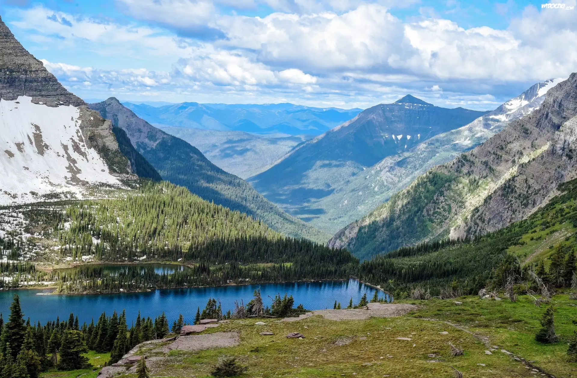 Stany Zjednoczone, Stan Montana, Park Narodowy Glacier, Góry, Jezioro Hidden Lake, Drzewa, Chmury