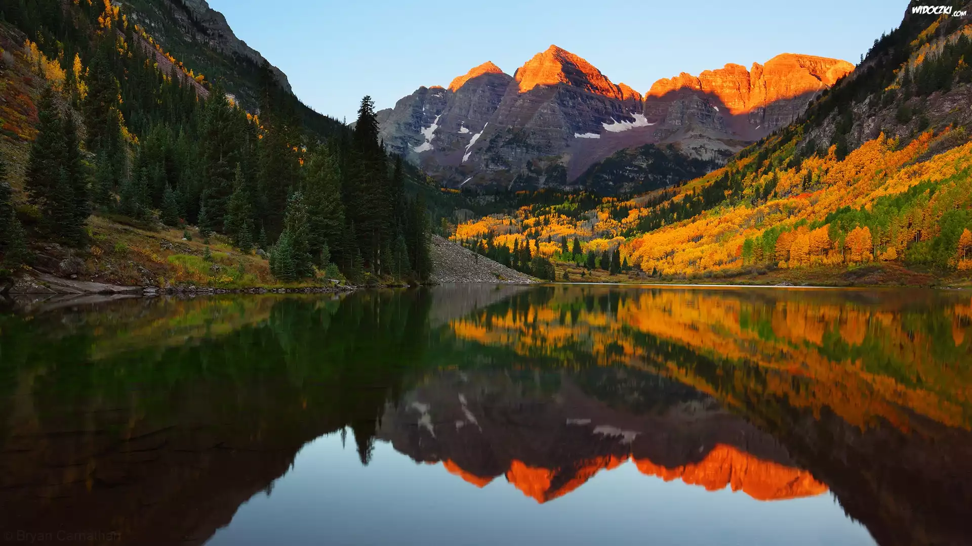 Stany Zjednoczone, Stan Kolorado, Góry Skaliste, Szczyty Maroon Bells, Jezioro Maroon Lake, Drzewa, Odbicie, Jesień