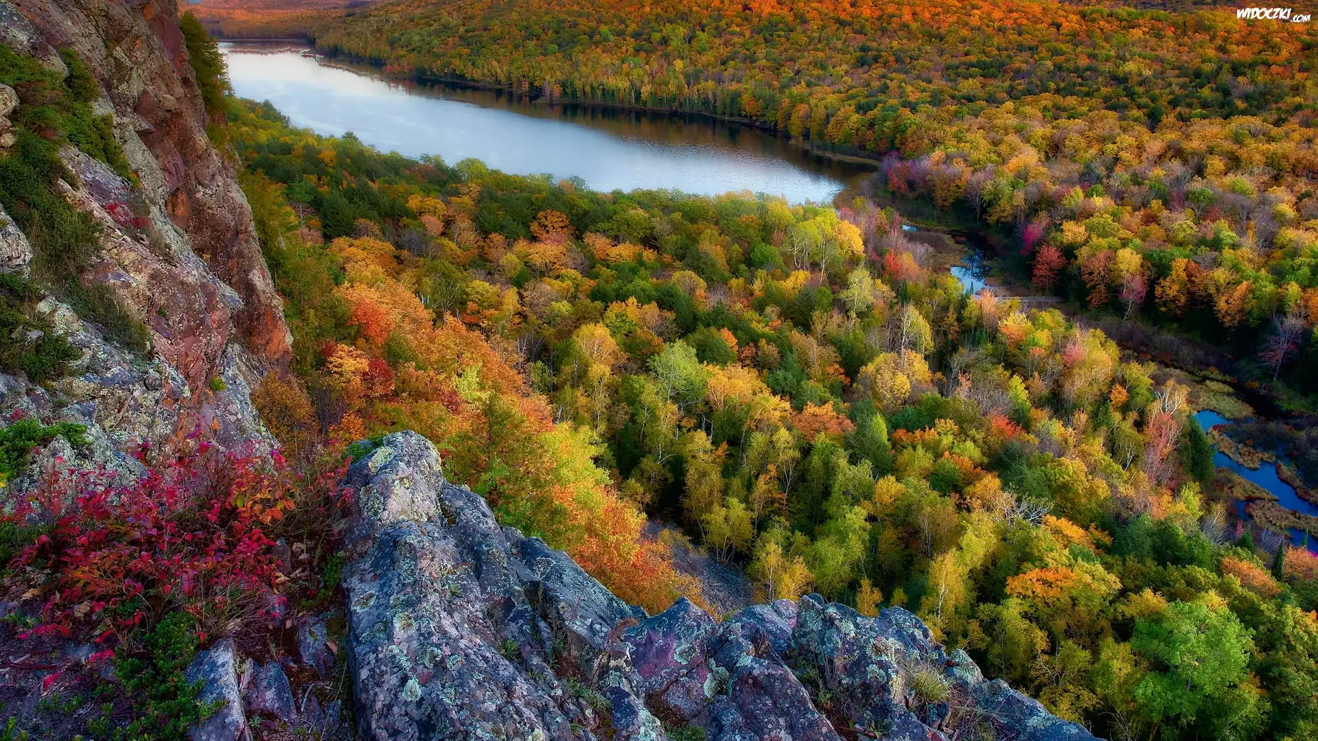 Stany Zjednoczone, Stan Michigan, Hrabstwo Ontonagon, Jezioro Lake of the Clouds, Jesień, Lasy, Skała, Roślinność