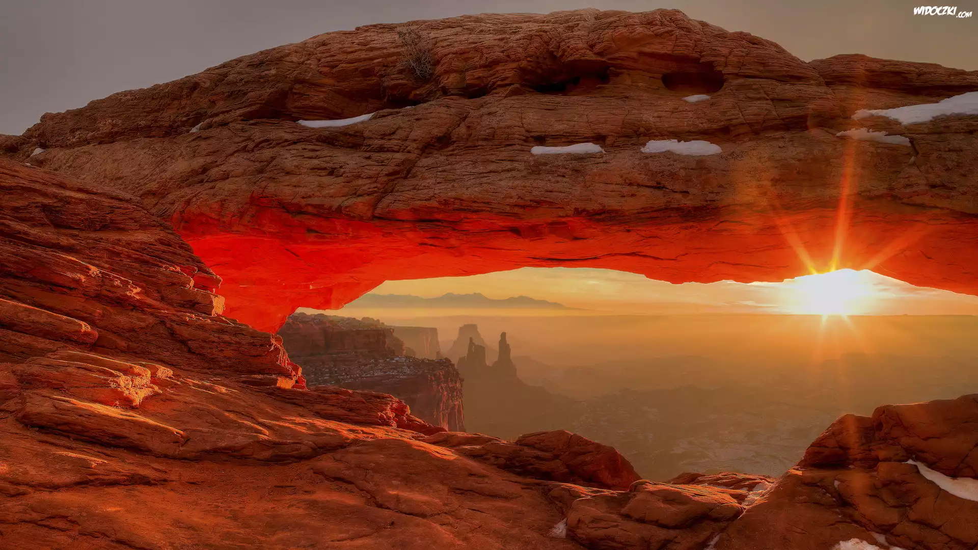Stany Zjednoczone, Stan Utah, Park Narodowy Canyonlands, Łuk Mesa Arch, Skały, Promienie słońca, Zachód słońca