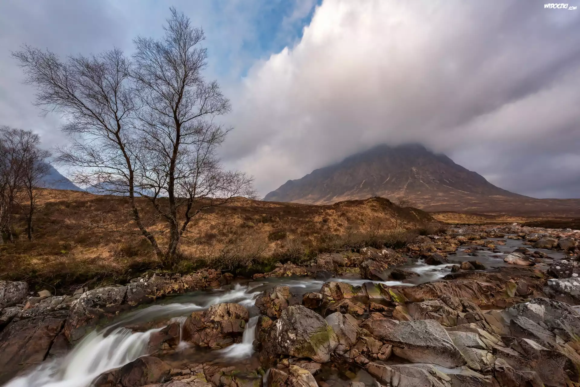 Szkocja, Region Highland, Grampiany, Pasmo Glencoe, Szczyt Buachaille Etive Mor, Chmury, Potok, Skały Góry, Drzewo