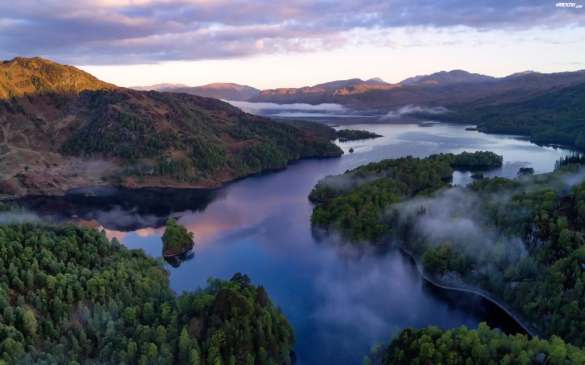 Szkocja, Hrabstwo Stirling, Jezioro Loch Katrine, Park Narodowy Loch Lomond and the Trossachs, Góry, Lasy, Mgła, Z lotu ptaka