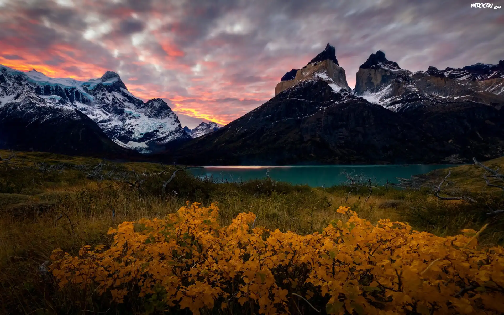 Jesień, Góry, Cordillera del Paine, Masyw, Torres del Paine, Jezioro, Chmury, Park Narodowy Torres del Paine, Zachód słońca, Patagonia, Chile