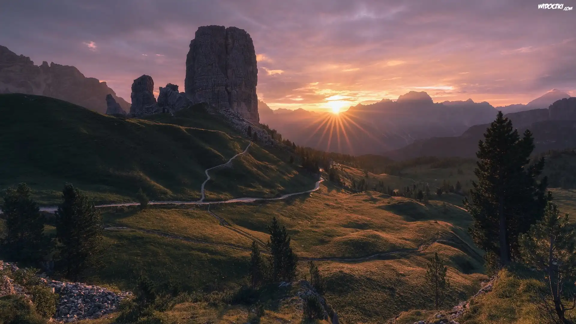 Góry, Dolomity, Skały, Cinque Torri, Szczyt, Torre Grande, Drzewa, Droga, Zachód słońca, Chmury, Włochy
