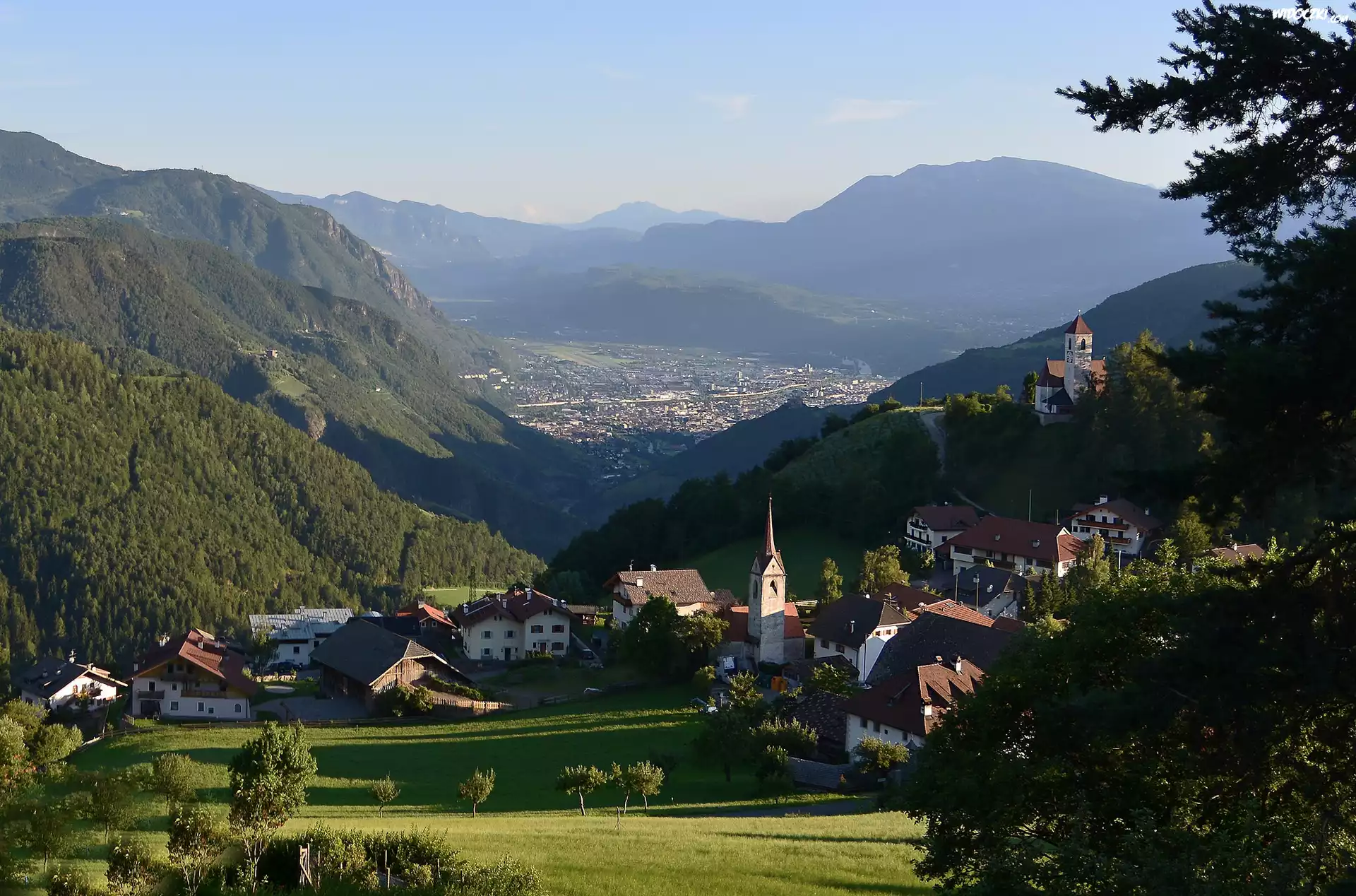 Włochy, Gmina Bolzano, Rejon Trydent-Górna Adyga, Południowy Tyrol, Góry Alpy, Domy, Kościół, Drzewa