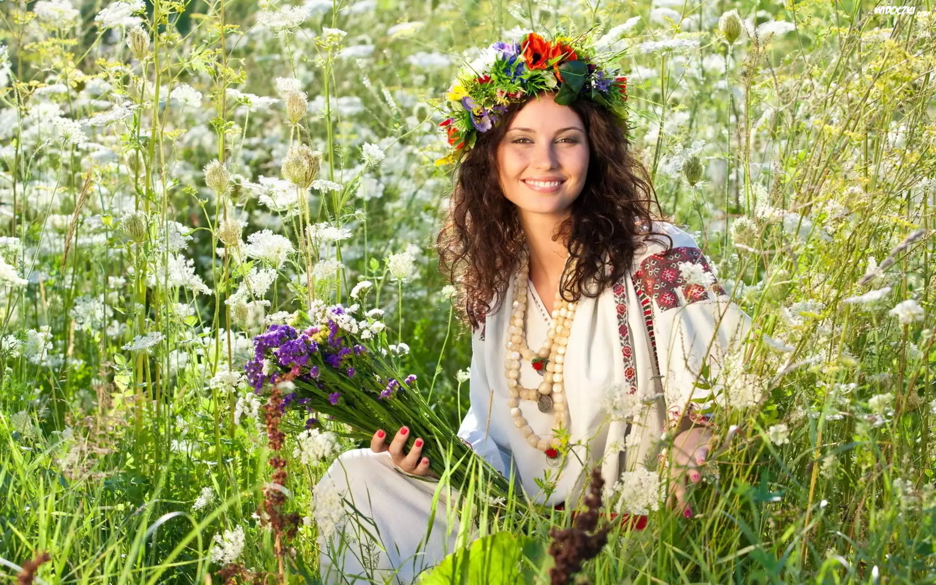 Uśmiechnięta, Brunetka, Łąka, Kwiaty, Trawa