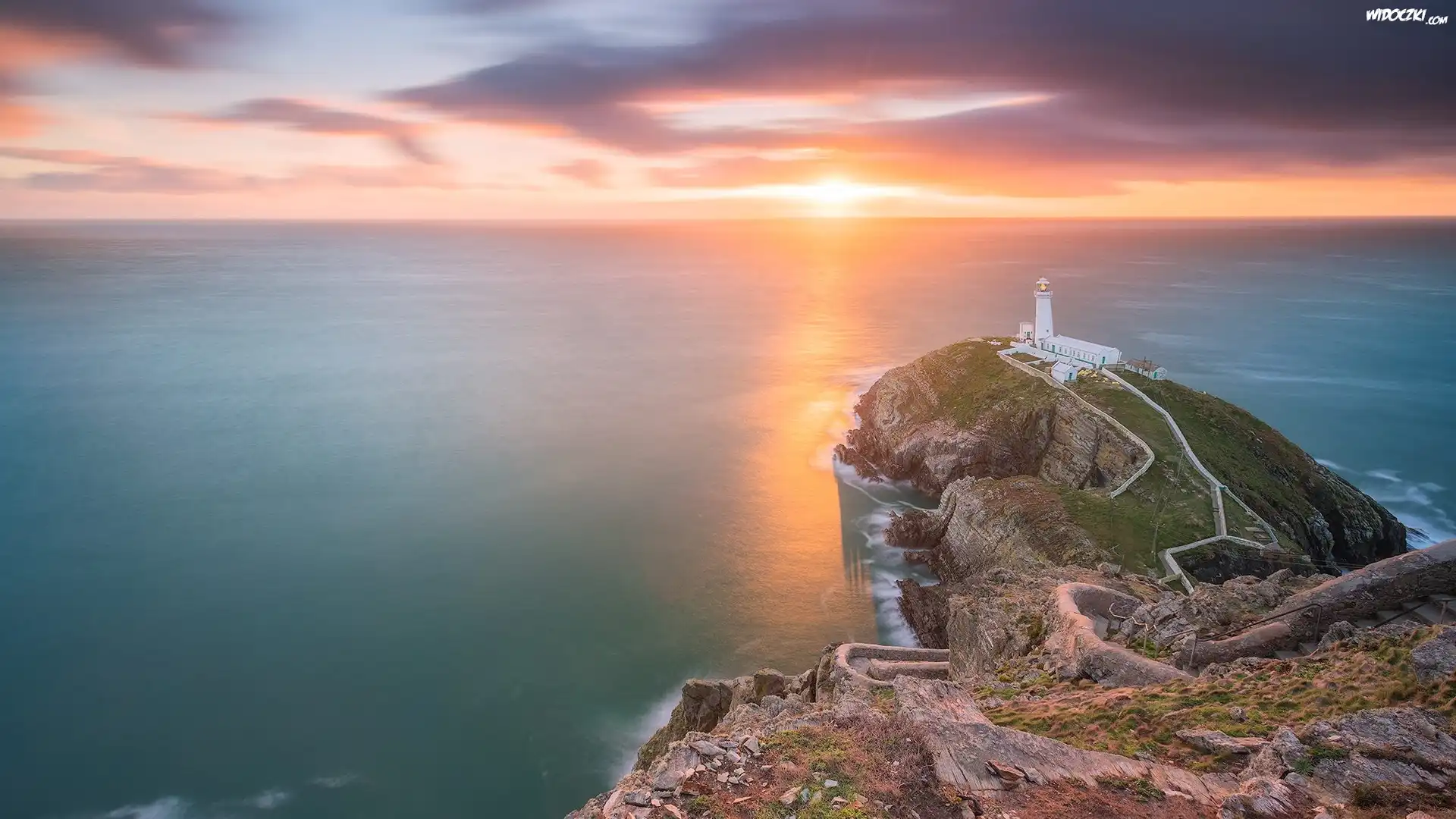 Walia, Wyspa South Stack, Latarnia morska, South Stack Lighthouse, Morze Irlandzkie, Skały, Wschód słońca, Chmury