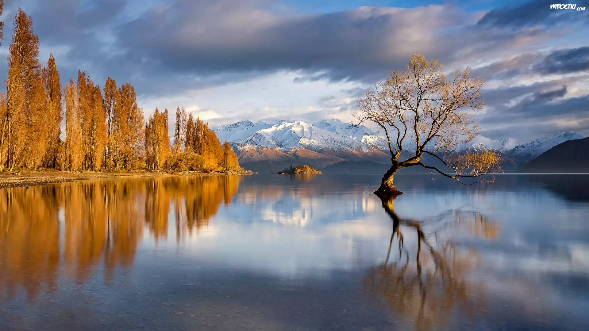 Jezioro Wanaka, Drzewo, Góry, Jesień, Chmury, Nowa Zelandia