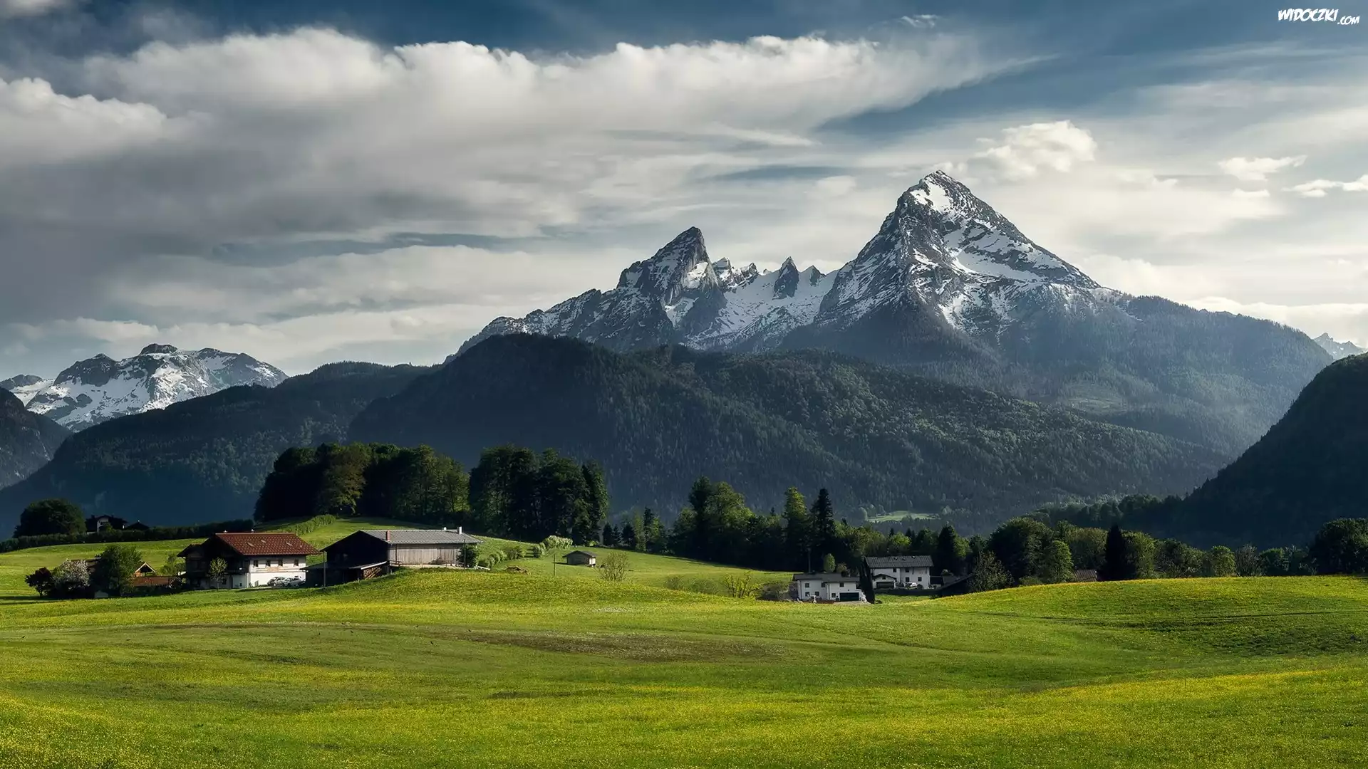 Góry, Masyw Watzmann, Lasy, Drzewa, Domy, Chmury, Gmina Berchtesgaden, Bawaria, Niemcy