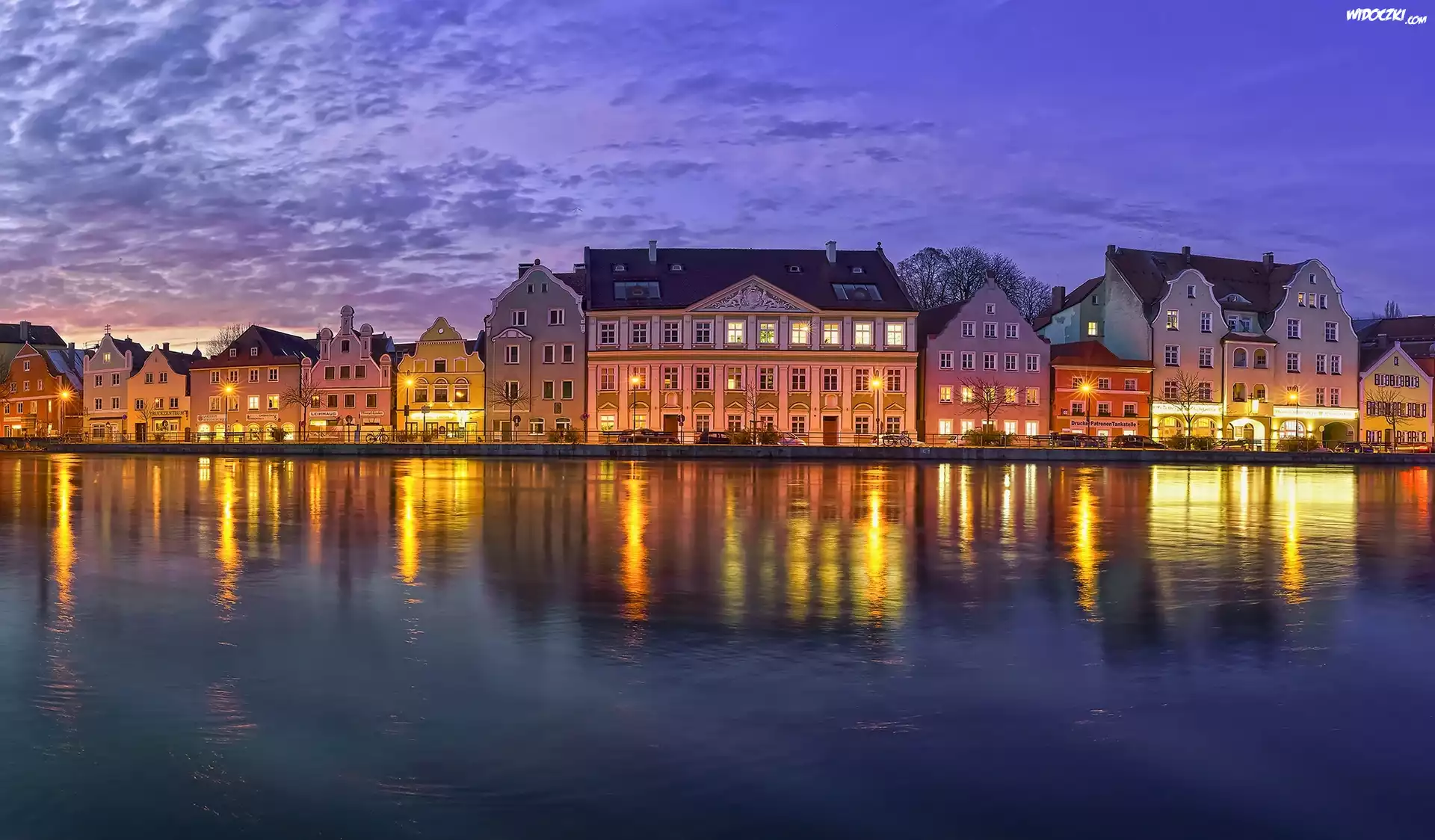 Niemcy, Bawaria, Miasto Landshut, Rzeka Izara, Oświetlone, Domy, Wieczór