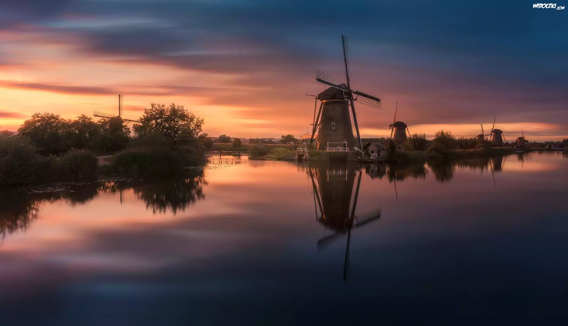 Holandia, Wieś Kinderdijk, Wiatraki, Rzeka, Zachód słońca