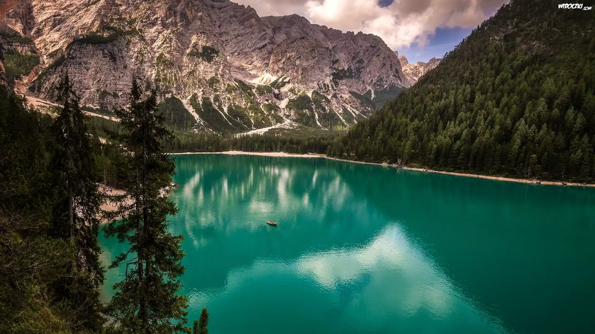 Góry, Dolomity, Jezioro Pragser Wildsee, Lago di Braies, Drzewa, Świerki, Łódka, Południowy Tyrol, Włochy