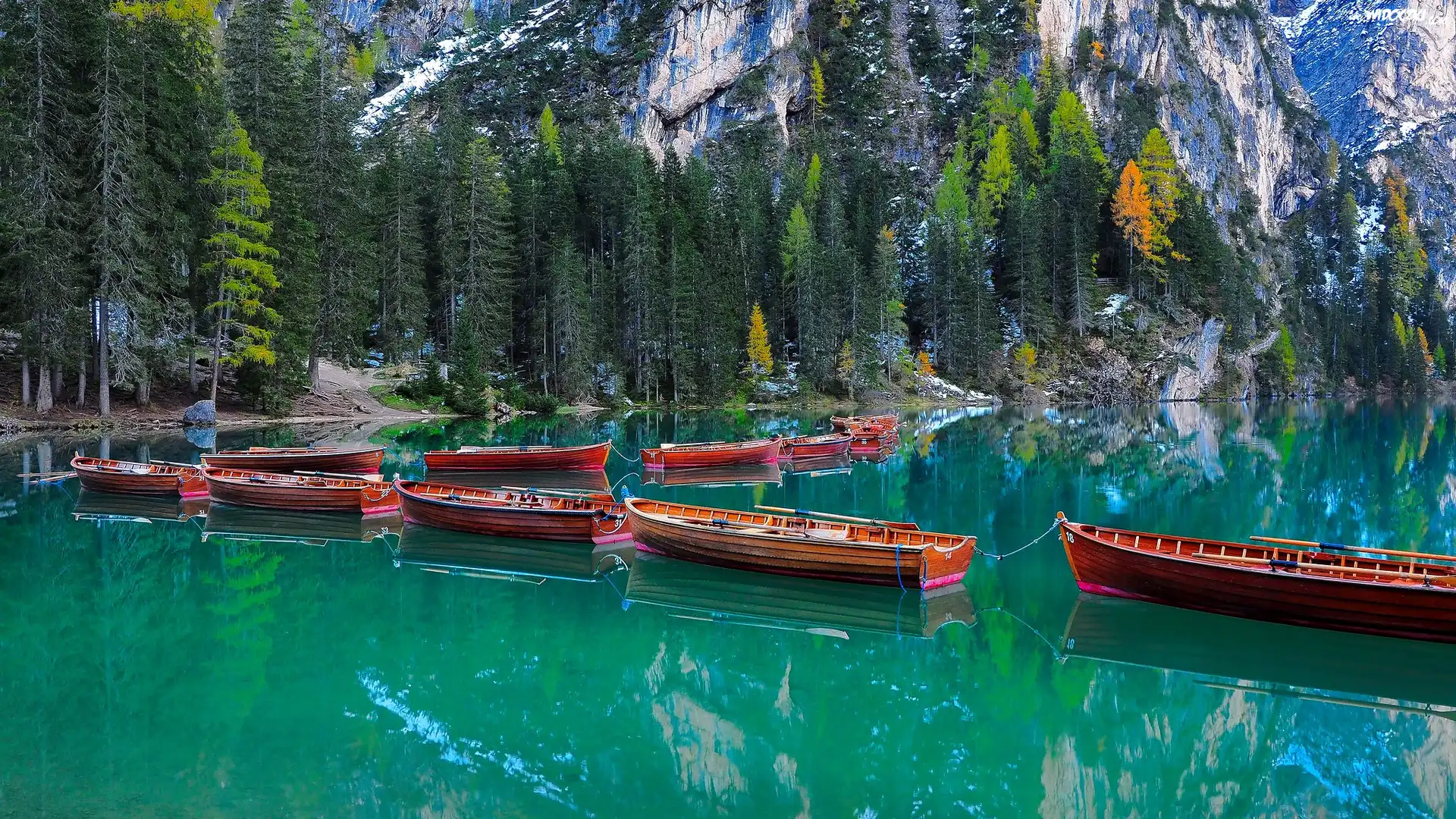 Włochy, Jezioro, Pragser Wildsee, Skały, Drzewa, Łodzie