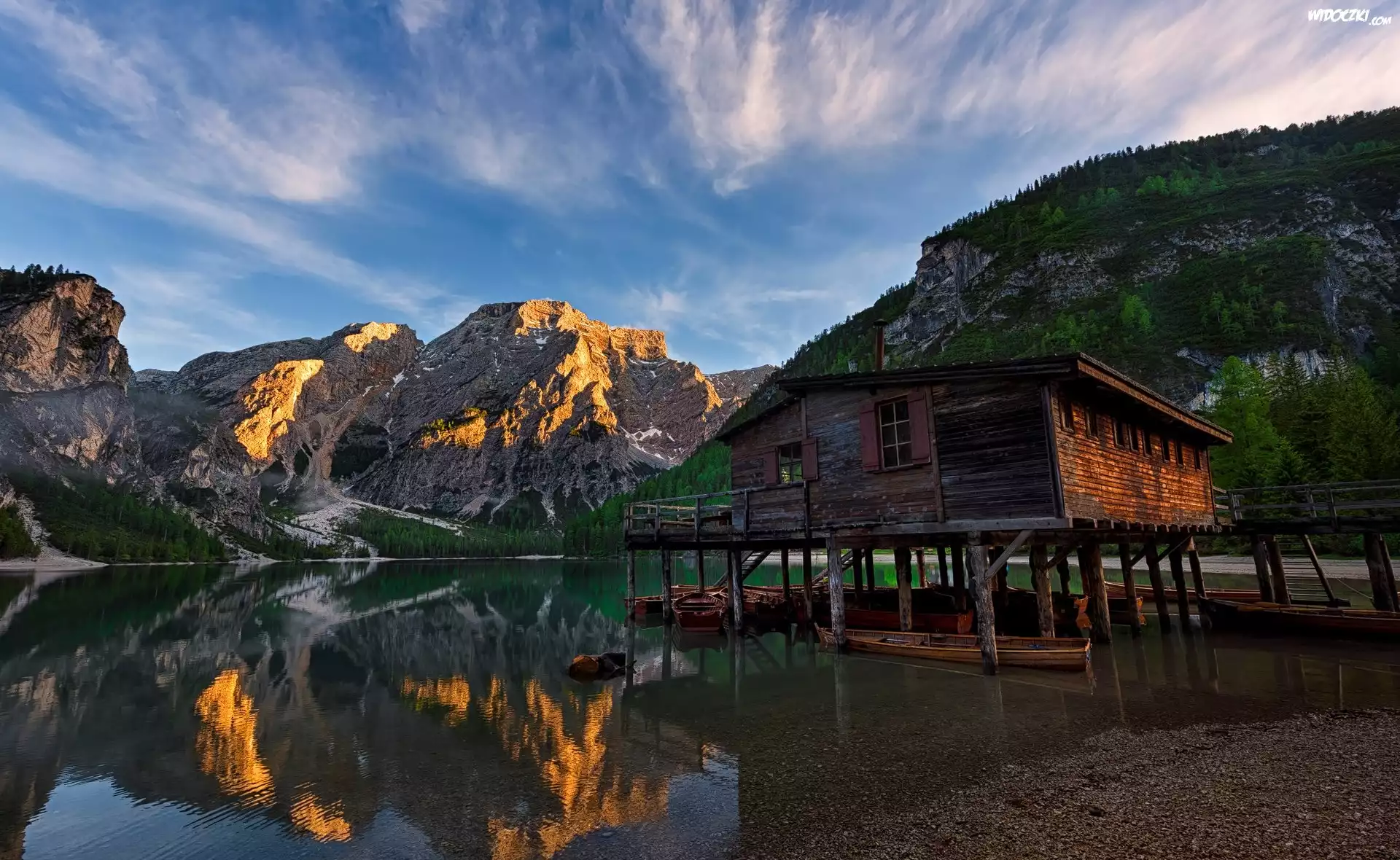 Włochy, Południowy Tyrol, Jezioro Pragser Wildsee, Dolomity, Góry, Drewniany, Dom, Łódki, Chmury
