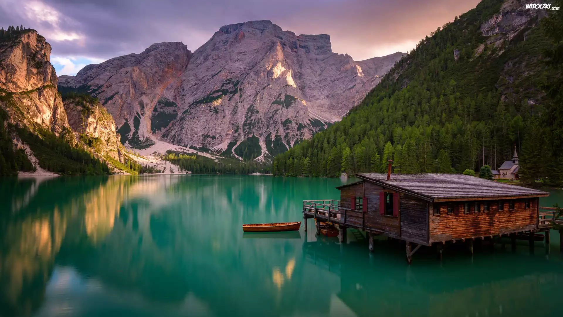 Włochy, Południowy Tyrol, Jezioro Pragser Wildsee, Dolomity, Góry, Drewniany, Dom, Łódki, Drzewa