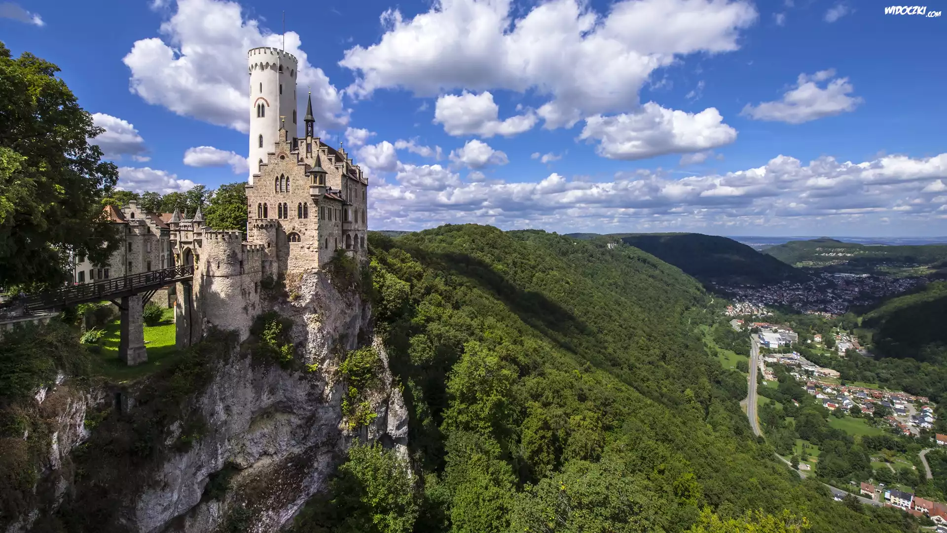 Niemcy, Badenia-Wirtembergia, Lichtenstein, Zamek, Lichtenstein Castle, Wzgórze, Skały, Drzewa, Chmury