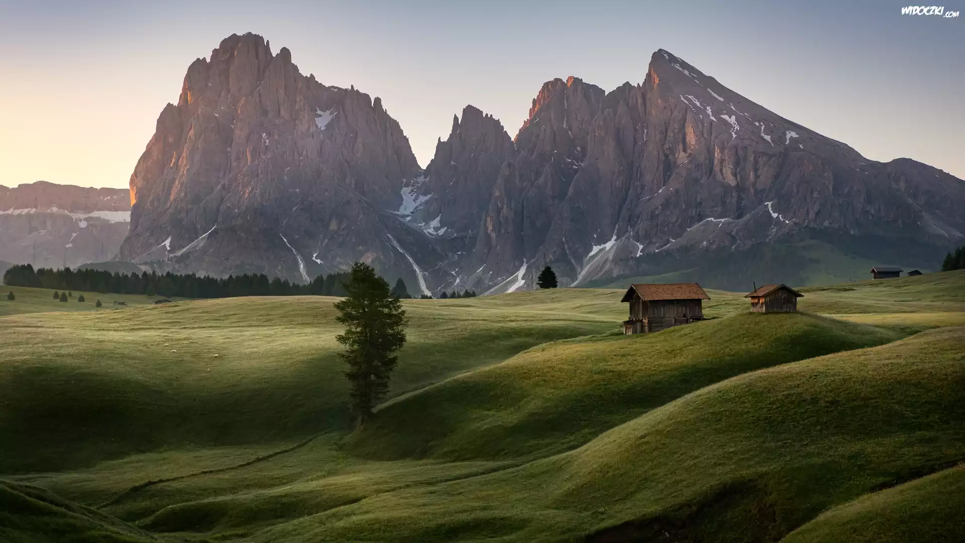 Włochy, Płaskowyż Seiser Alm, Dolina Val Gardena, Dolomity, Góry Sassolungo, Domki, Drzewa, Chmury