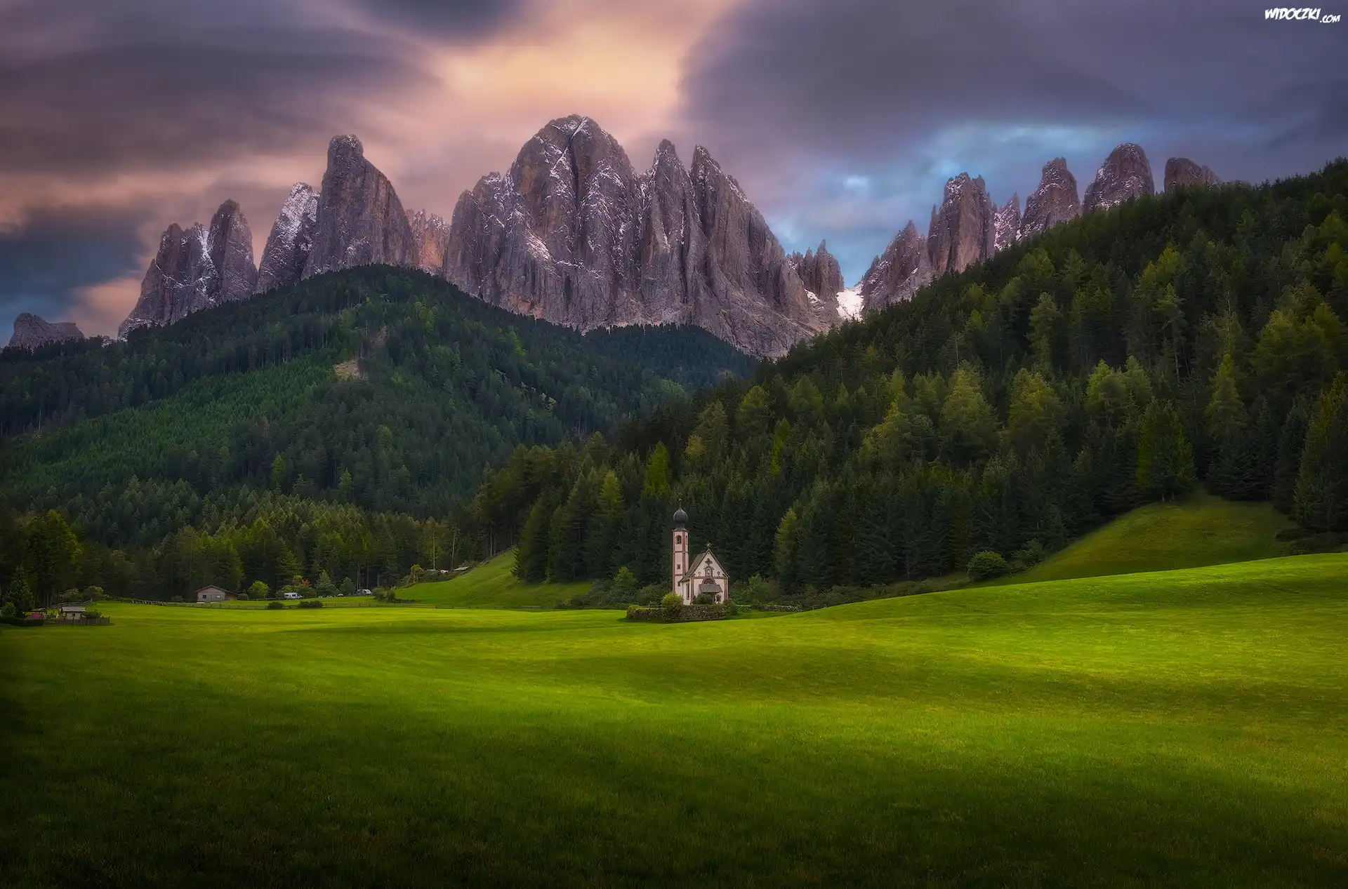 Włochy, Dolina Val di Funes, Kościół św. Jana, Góry Dolomity, Las, Drzewa, Chmury