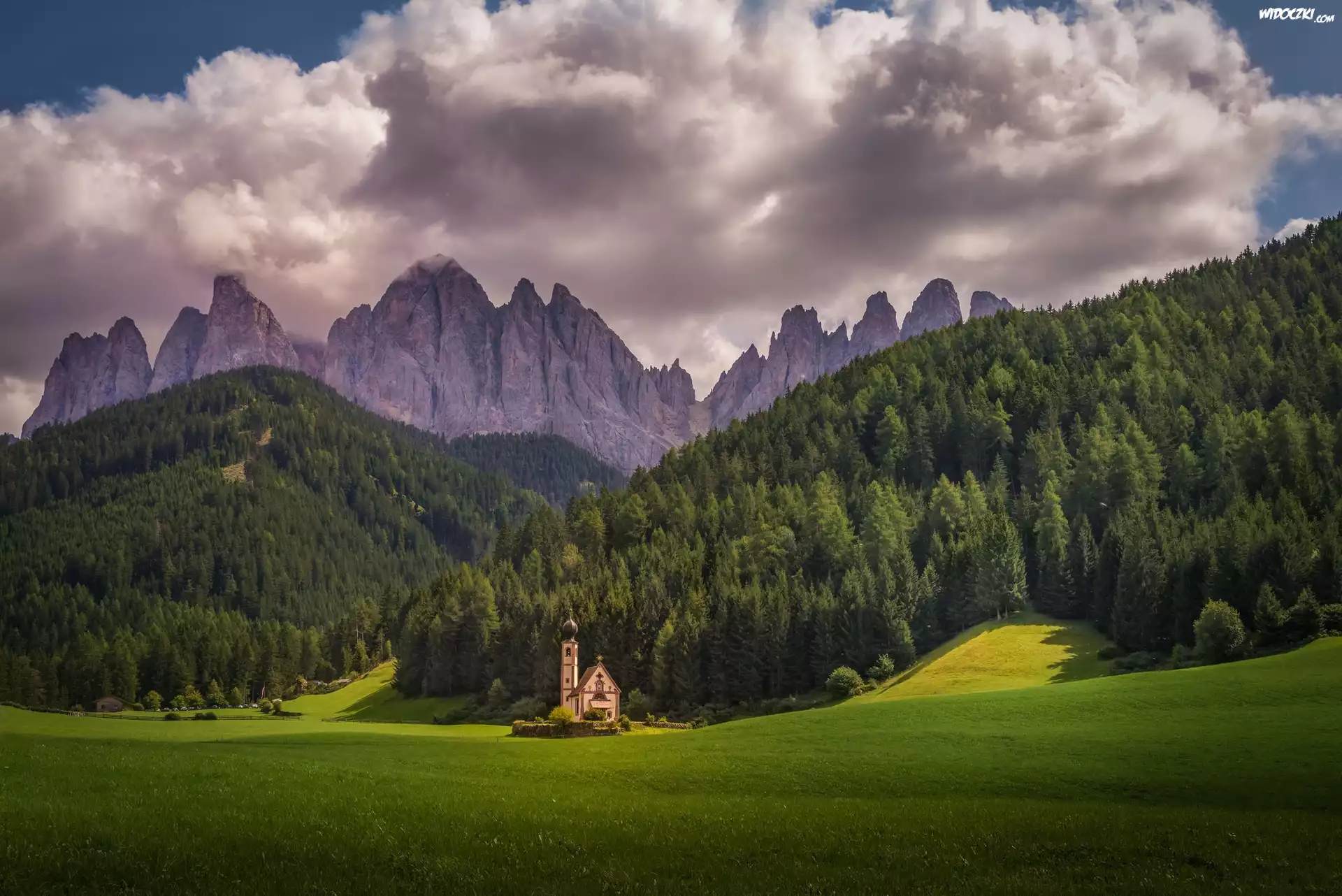 Włochy, Dolina Val di Funes, Kościół św. Jana, Dolomity, Góry, Las, Drzewa, Chmury