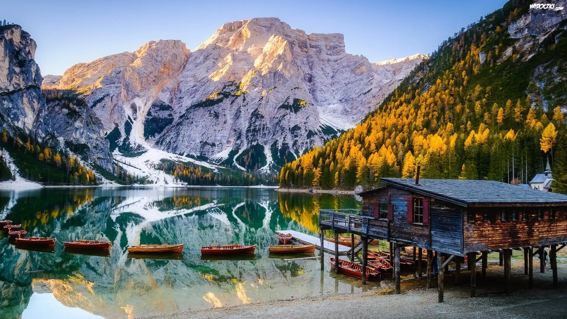 Włochy, Południowy Tyrol, Jezioro, Pragser Wildsee, Lago di Braies, Drzewa, Lasy, Góry, Dolomity, Drewniany, Domek, Łódki