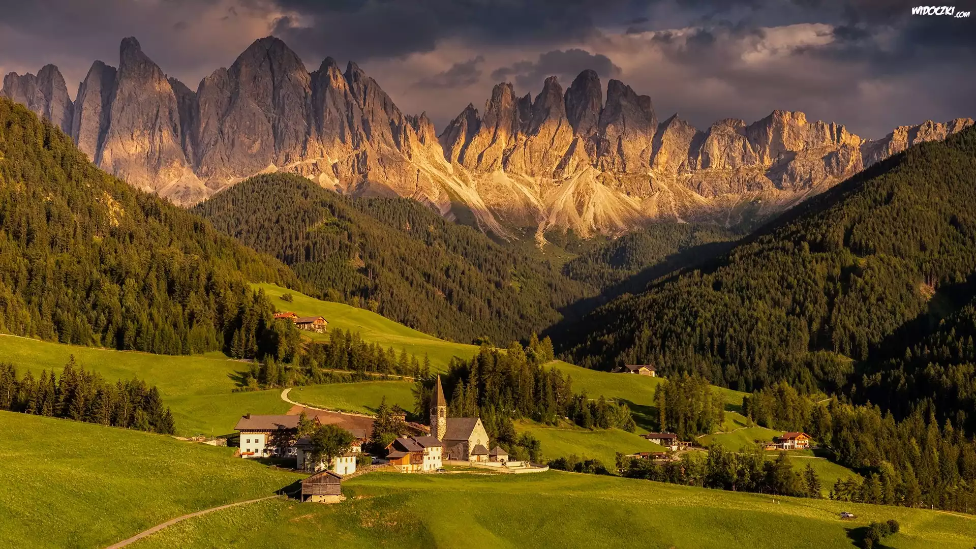 Włochy, Dolomity, Dolina Val di Funes, Wieś Santa Maddalena, Domy, Kościół, Góry, Masyw Odle, Lasy, Drzewa, Chmury