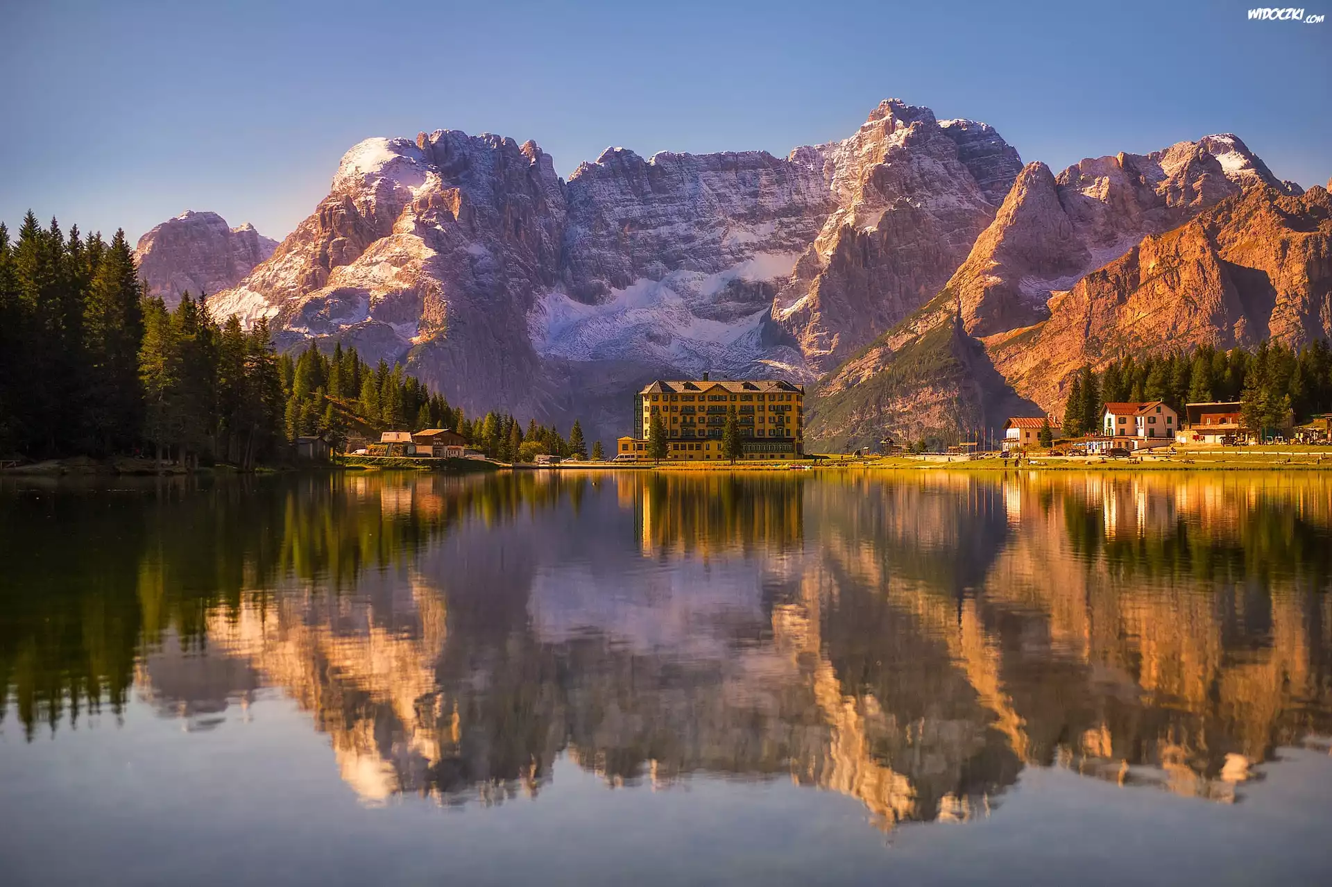 Włochy, Region Cadore, Cortina dAmpezzo, Dolomity, Jezioro Misurina, Grand Hotel Misurina, Góry, Las, Domy, Drzewa