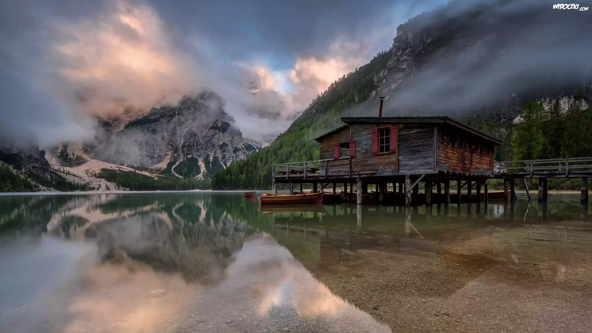 Włochy, Południowy Tyrol, Jezioro, Pragser Wildsee, Lago di Braies, Góry, Dolomity, Pomost, Drewniany, Domek, Łódki, Chmury, Mgła
