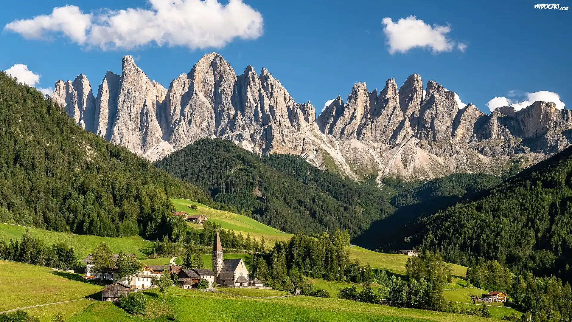 Włochy, Dolina Val di Funes, Wieś, Santa Maddalena, Góry, Dolomity, Lasy, Drzewa, Domy, Kościół, Chmury