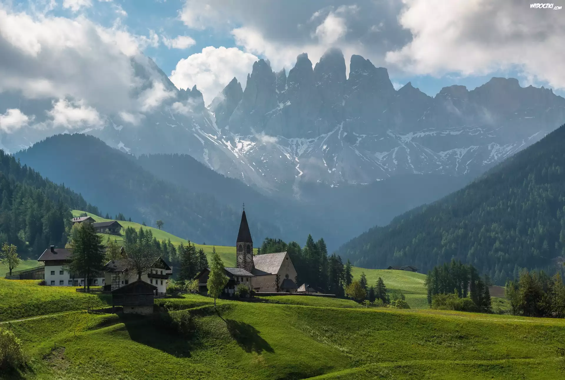Włochy, Dolomity, Dolina Val di Funes, Wieś Santa Maddalena, Góry, Lasy, Chmury, Drzewa, Kościół, Domy